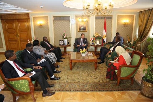 وزير التعليم العالى يبحث سبل تيسير الإجراءات على طلاب بوركينا فاسو الدارسين فى مصر