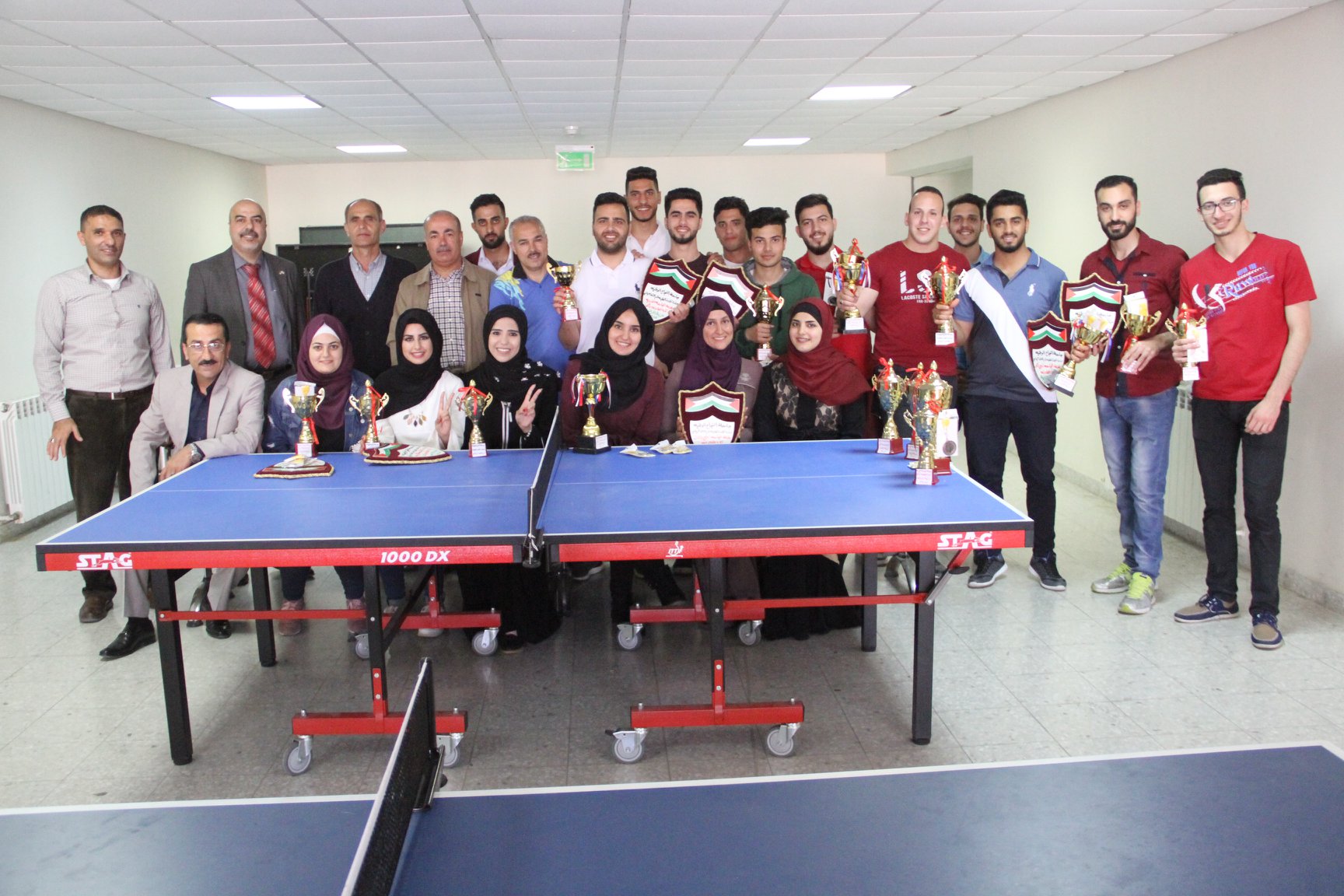 توزيع جوائز بطولات كرة الطاولة في جامعة النجاح