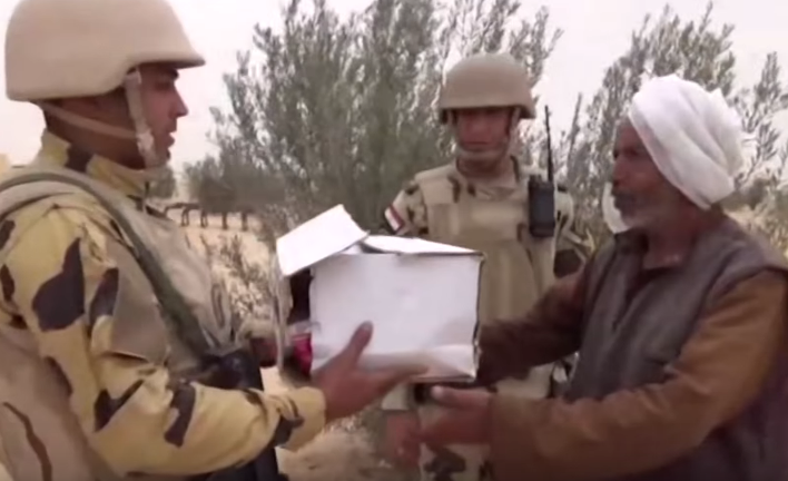 الشرطة والجيش يوزعان كرتون الطعام على المحتاجين