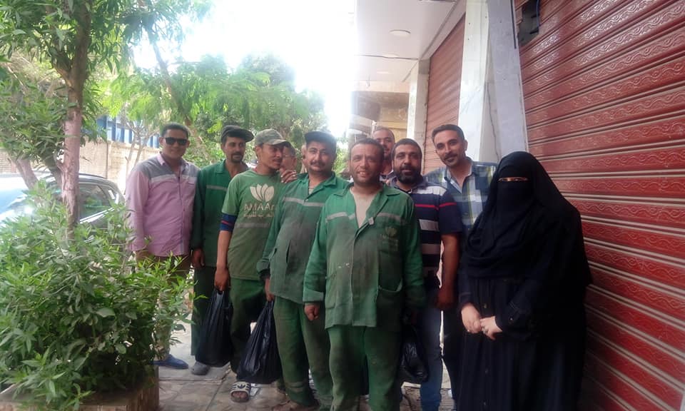 مؤسس فريق أرسم بسمة ترسم البسمة على  وجه عمال النظافة بالقاهرة