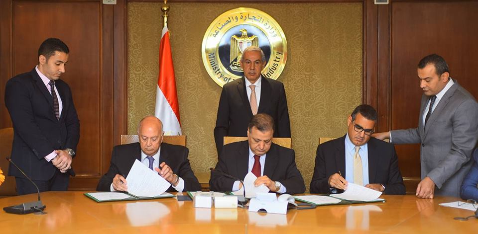 وزير التجارة والصناعة يشهد توقيع عقد شعار القطن المصرى