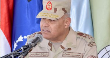 وزير الدفاع يتناول الإفطار مع أعضاء هيئة التدريس وطلبة الكليات والمعاهد العسكرية