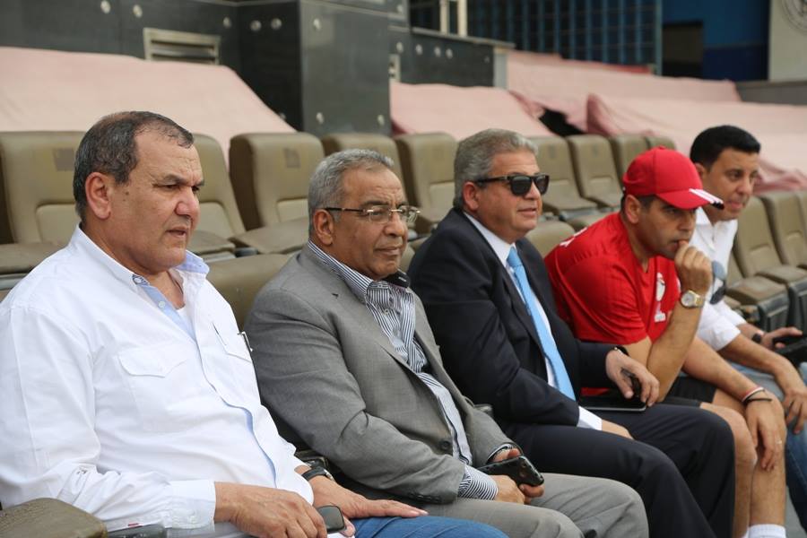 وزير الشباب والرياضة يتابع تدريبات منتخب الفراعنة