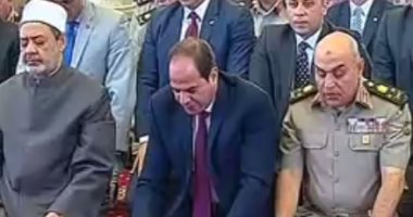 السيسي يصلي الجمعة مع قادة الجيش للاحتفال بنصر العاشر من رمضان