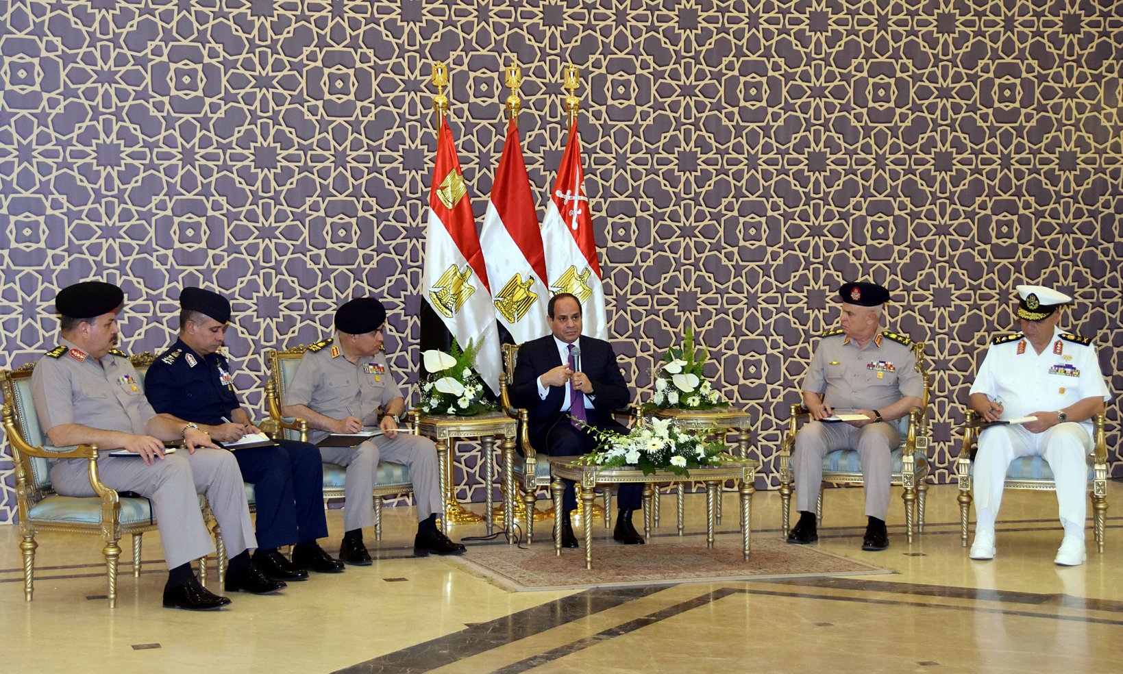 السيسى يلتقى بعد صلاة الجمعة بعدد من قادة القوات المسلحة