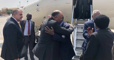 وزير الخارجية يستقبل نظيره السودانى فى مطار القاهرة