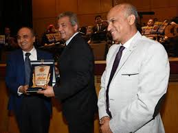 ”سلامة” يهدى درع نقابة الصحفيين لوزير الشباب والرياضة