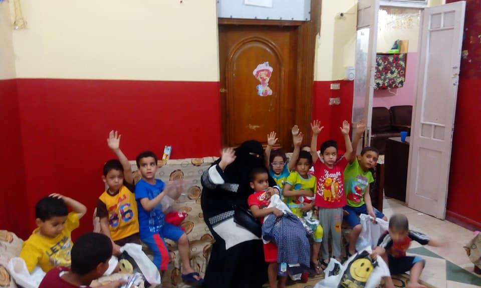 مؤسس فريق ارسم بسمة توزع ملابس العيد بميدان حدائق القبة