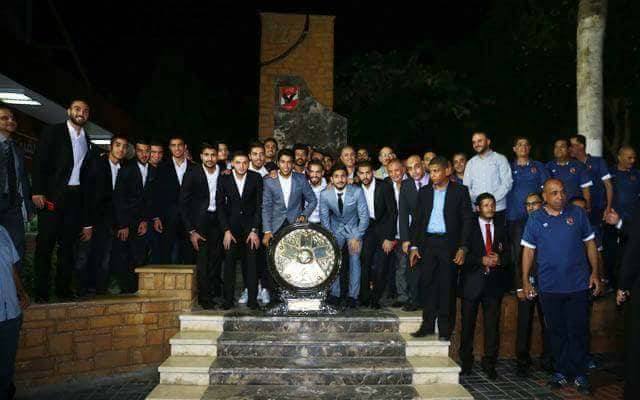 لقطات تذكارية بدرع الدوري للجهاز الفني السابق فى احتفالية الليلة
