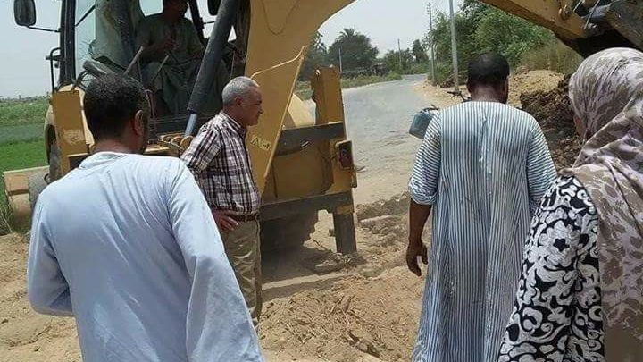 إصلاح الطريق المؤدي إلي الطريق الصحراوي الغربي بإسنا