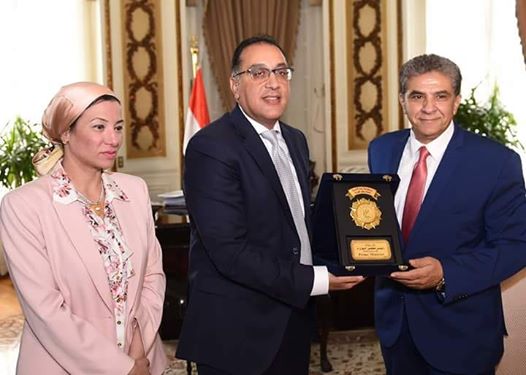 رئيس الوزراء يهدي درع تكريم لوزير البيئة السابق بحضور الوزيرة الحالية