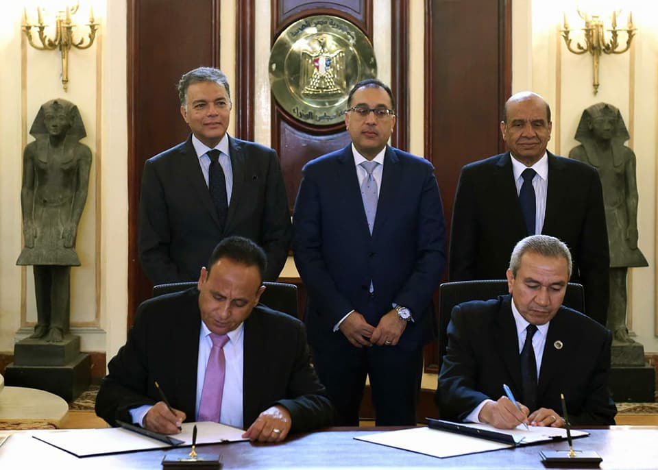 رئيس الوزراء يشهد توقيع عقد تصنيع وتوريد ١٤٠ عربة سكة حديد لنقل البضائع