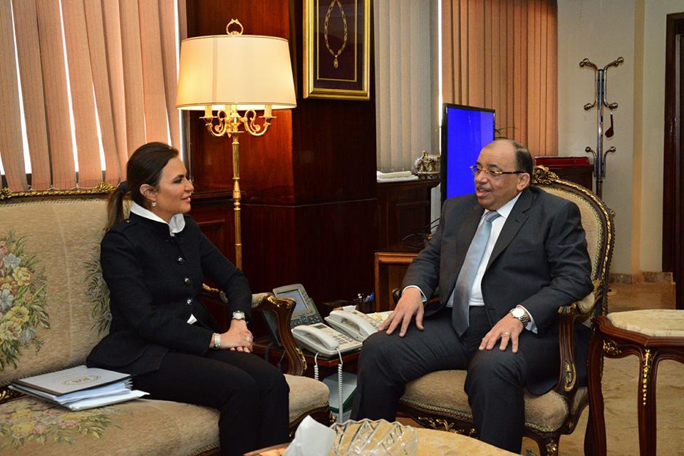 اللواء محمود شعراوى وزير التنمية المحلية مع الدكتورة سحر نصر وزيرة الاستثمار