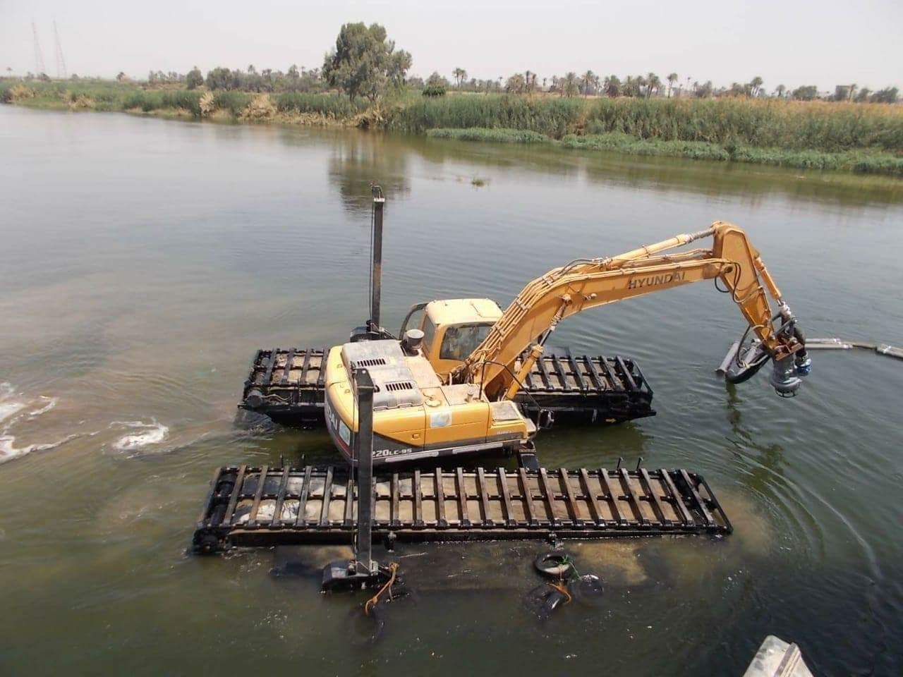 ”القابضة لمياه الشرب” : تشغيل حفار برمائى بأسيوط للسيطرة على ظاهرة الإطماء أمام مآخذ محطات المياه بالسدة الشتوية