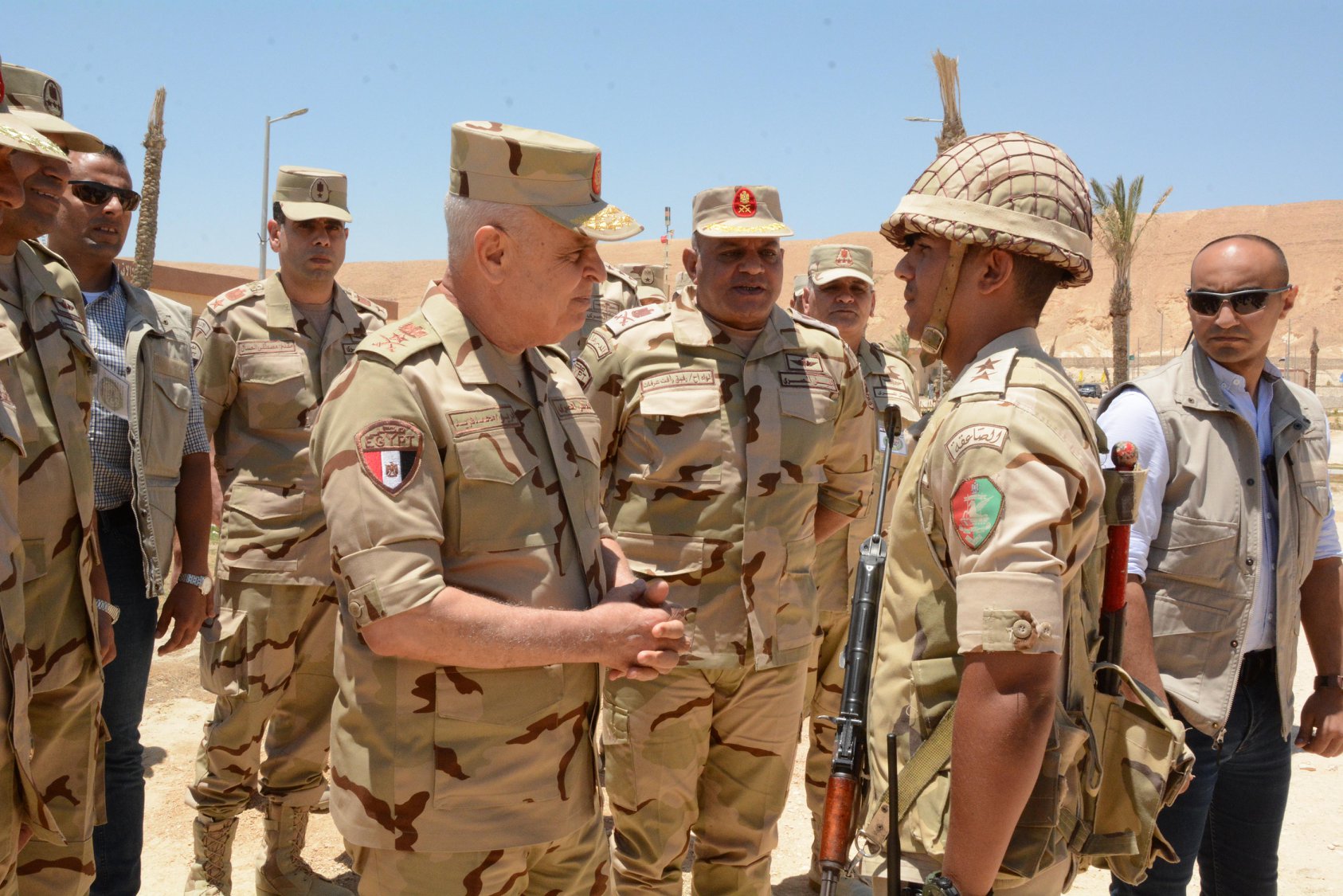 رئيس أركان الجيش يحث الجنود لبذل المزيد للقضاء علي الارهاب في سيناء