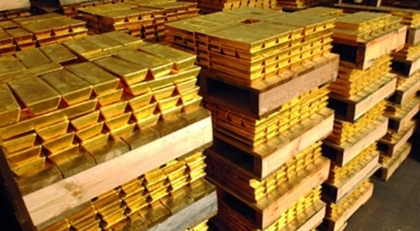 مطار القاهرة يشهد وصول شحنة ذهب من منجم السكرى استعدادًا لنقلها إلى كندا