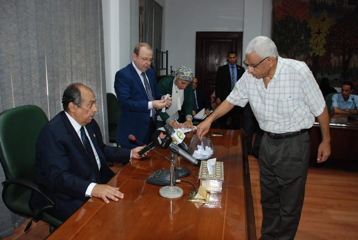 وزير الزراعة يجري قرعة علنية علي 20 تأشيرة حج للعاملين بالوزارة