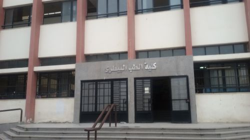 جامعة دمنهور تهدى درع الجامعة للاعلامية الفت مصطفى