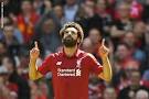 محمد صلاح يحرص علي توقيعه للمشجعين خاصة الأطفال