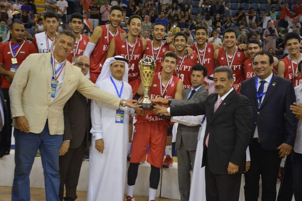 وزير الشباب والرياضة يسلم كأس البطولة العربية للسلة للمنتخب المصري