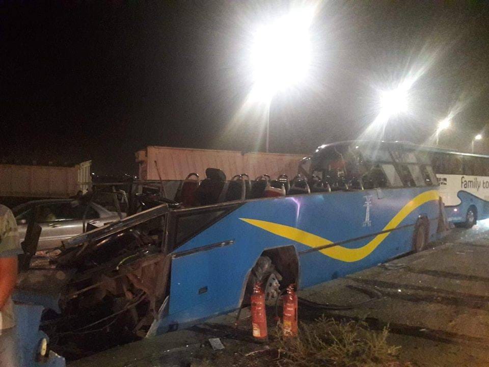 طريق وادى القمر يشهد تصادم أتوبيس وسيارة نقل ثقيل