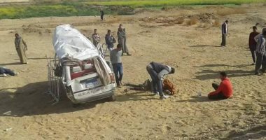 طريق السويس يشهد إصابة 11 شخصا بحادث انقلاب سيارة ميكروباص