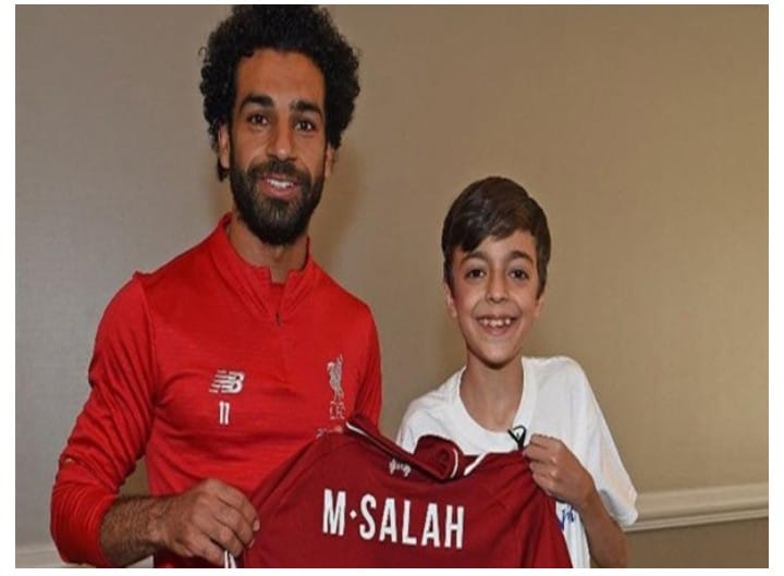 صلاح يحقق أمنية طفل سوري من ذوى الاحتياجات الخاصة في لقائه ويمنحه قميصه