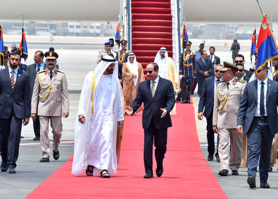 الرئيس السيسي يستقبل محمد بن زايد بمطار القاهرة