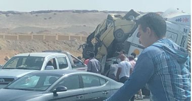 طريق أسيوط الغربى يشهد انقلاب سيارة محملة بأسطوانات أكسجين