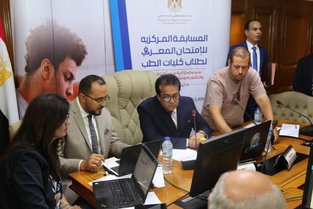 وزير التعليم العالي يشهد المسابقة المركزية للاختبار المعرفي الإلكتروني  لطلاب كليات الطب بالجامعات المصرية