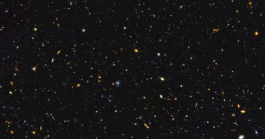 تلسكوب هابل يلتقط صورة مذهلة تجمع 1500 مجة كونية
