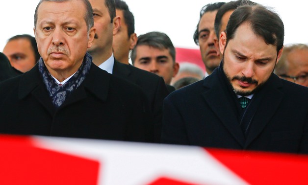 ضعف الليرة التركية أكثر من 6٪ بسبب التهديد بفرض المزيد من العقوبات الأمريكية