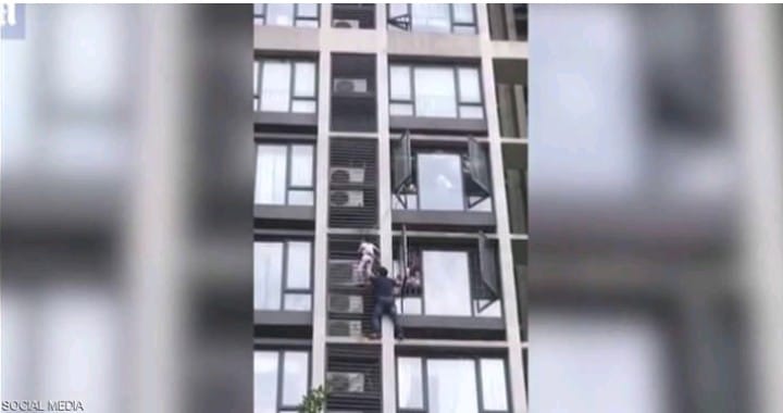 شجاعة أب.. تسلق 7 طوابق لإنقاذ طفله الصغير من السقوط