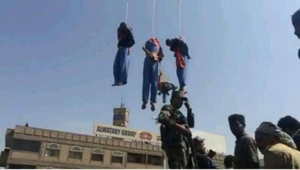 بالفيديو: اعدام ”مغتصبي الطفل” فى صنعاء بميدان التحرير شنقاً