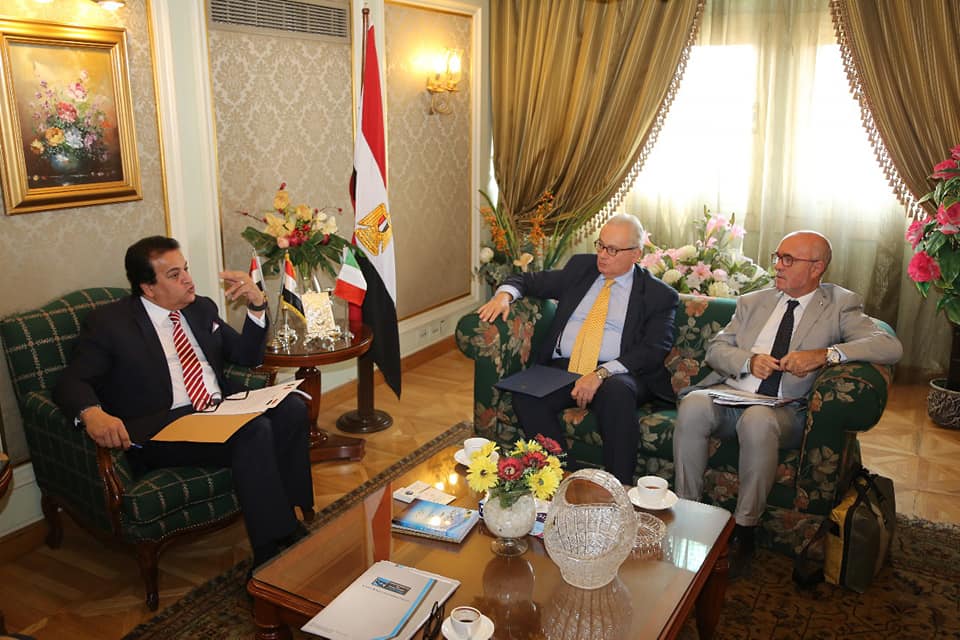 وزير التعليم العالي يبحث مع السفير الإيطالي بالقاهرة تعزيز التعاون بين البلدين
