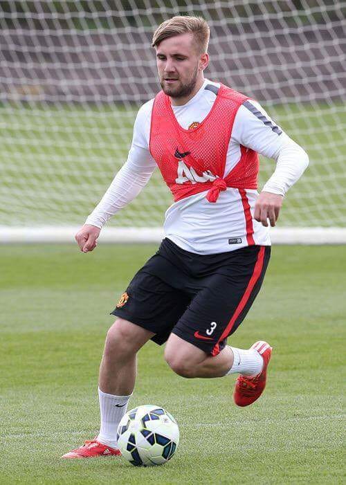 مانشيستر يونايتد يجهز عرضا ماليا للحافظ علي لاعبه لوك شو