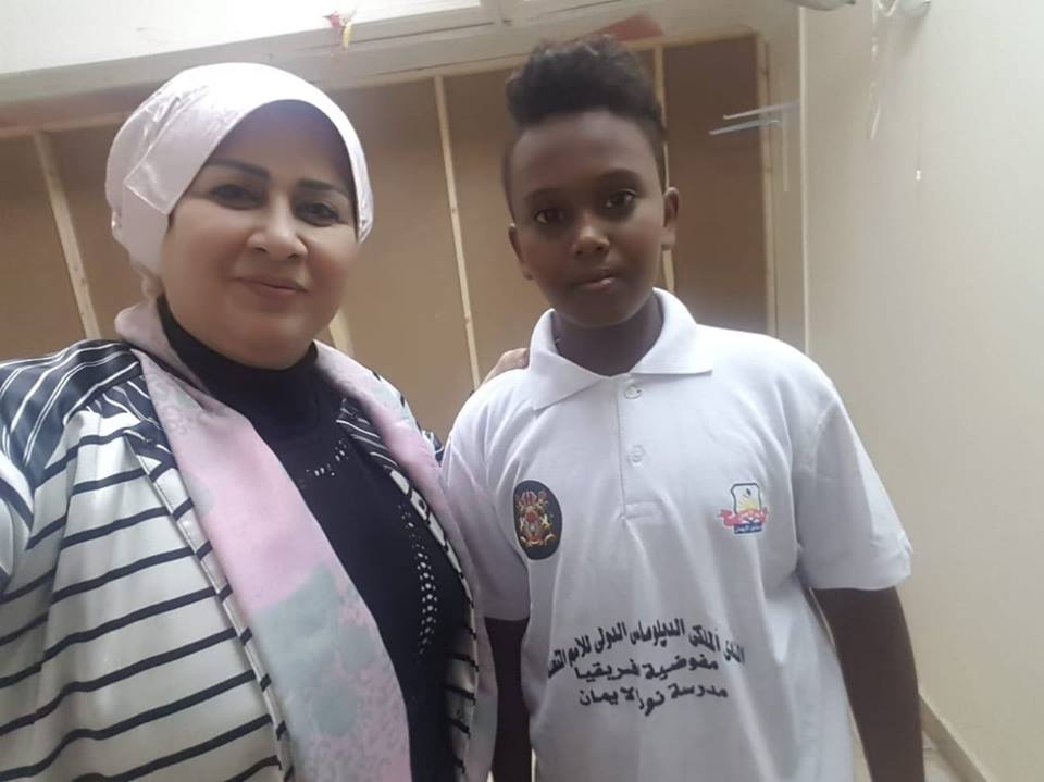 هاله البحرينية في زيارة رسمية لمدرسة الوافدين واللاجئين