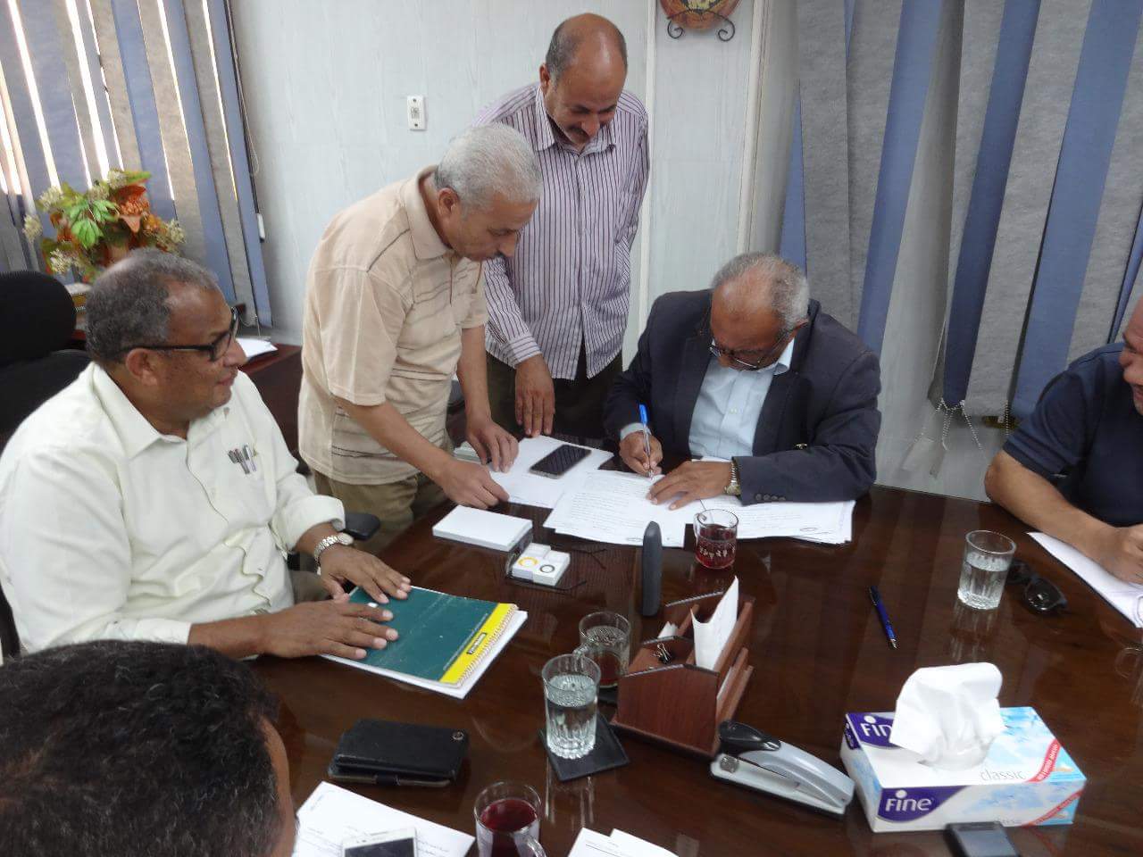 توقيع إتفاق إستكمال تنفيذ مشروعات صرف صحى بـ3 قرى بسوهاج