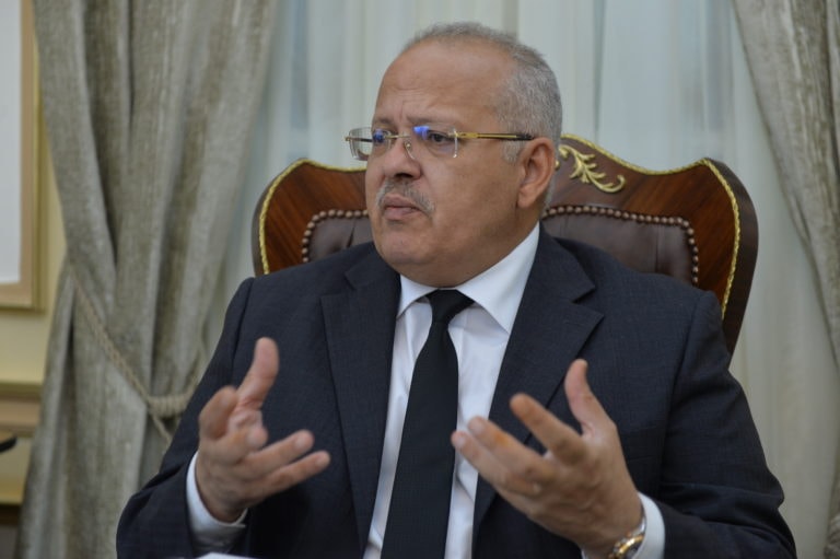 رئيس جامعة القاهرة يؤكد عدم التحصيل اليدوي من الخزن