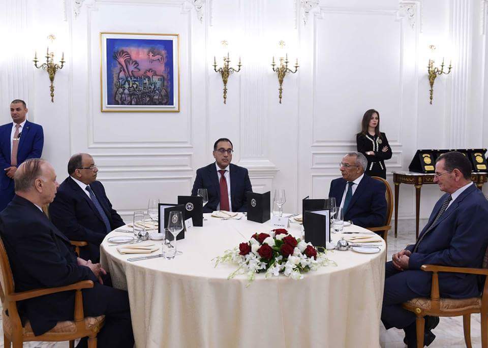 مجلس الوزراء يكرم  المحافظين السابقين ومدبولى يهديهم دروعاً تقديراً لجهودهم