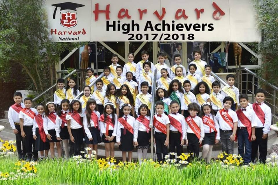 بالصور.. زيارة وفد من الوزارة ل مدرسة هارفرد أثناء إحتفالها بالمتفوقين