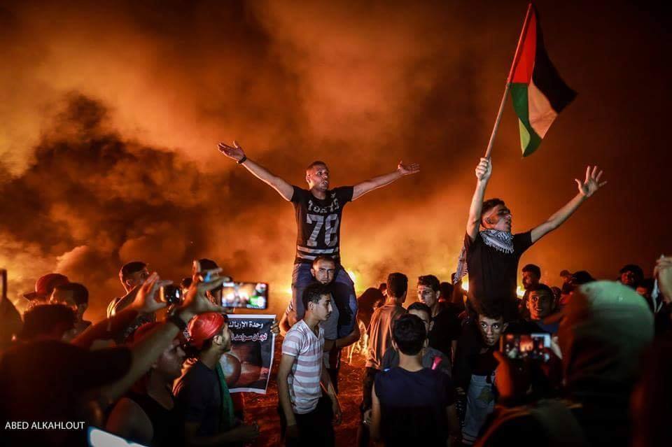 بالصور فعاليات وحدة الإرباك الليلى تضئ سماء مدينة غزة