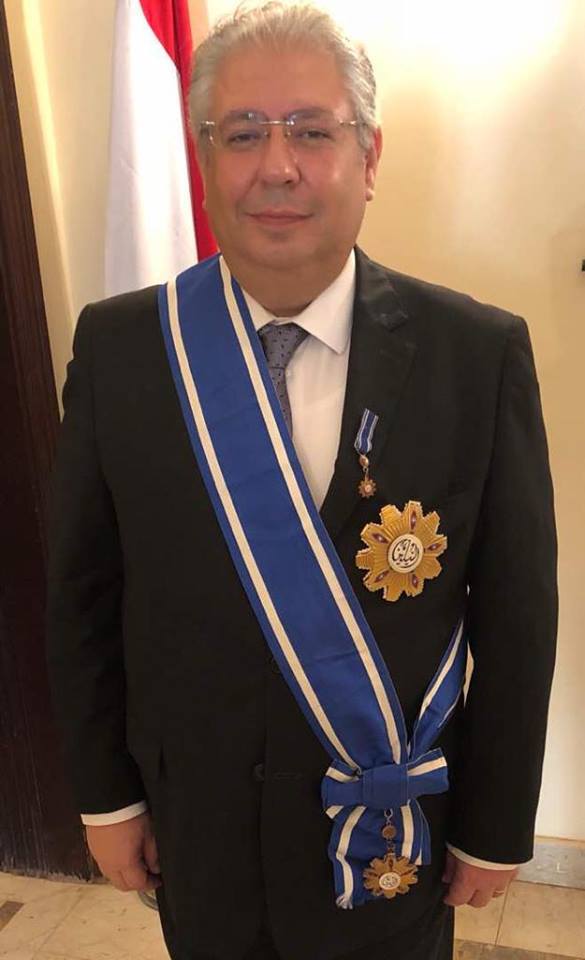 السفير المصري بالخرطوم يحصل على وسام النيلين من الطبقة الأولى تقديرا لجهوده