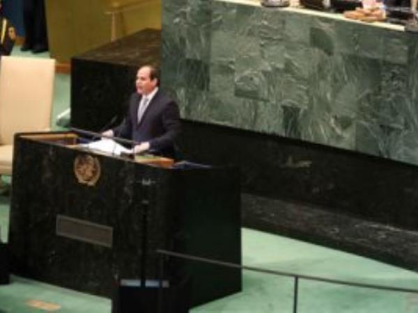 الرئيس السيسى يتفقد جناح الاستثمار المصرى بنيويورك