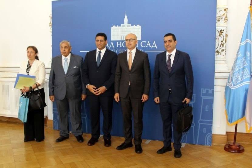 سفير مصر لدى صربيا يبحث مع عمدة مدينة ”نوفى ساد” مشاركة مصر في أنشطة المدينة