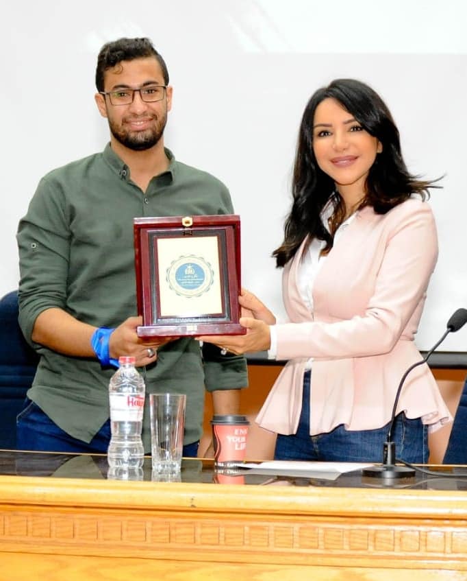 تكريم المؤلفة انجي علاء من اللجنة الثقافية التابعة للجامعة المصرية الروسية