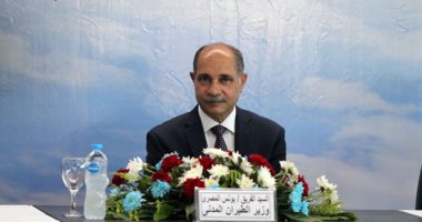 وزير الطيران يؤكد علي التنسيق والتكاتف مع وزارة السياحة