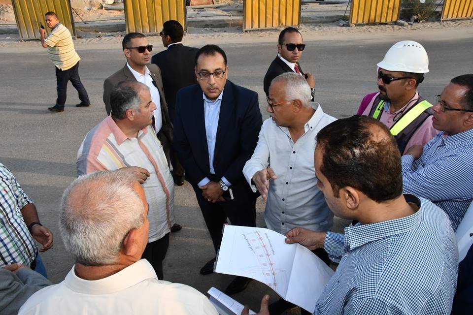 مدبولى يطالب بسرعة الانتهاء من مشروع  تطوير طريق الواحات