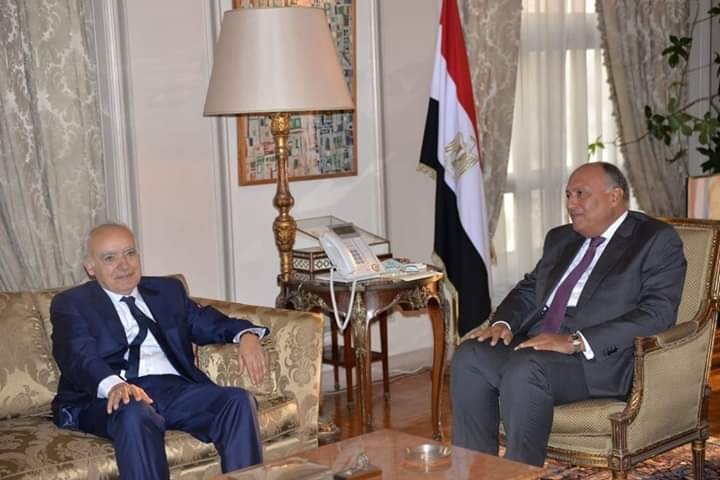 وزير الخارجية يبحث مستجدات الأوضاع في ليبيا مع المبعوث الأممي