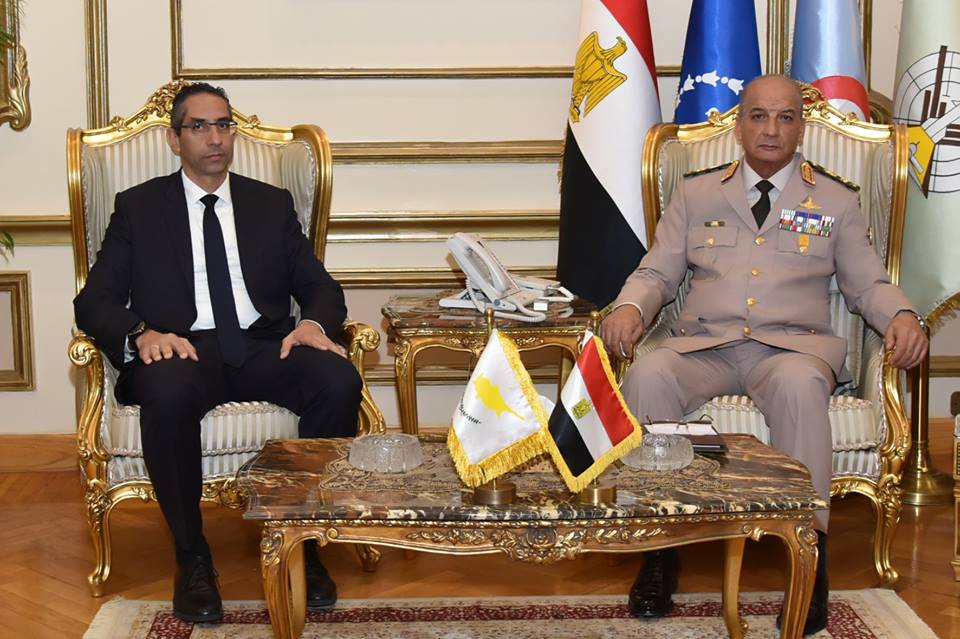 وزير الدفاع يلتقى مع وزير دفاع جمهورية قبرص